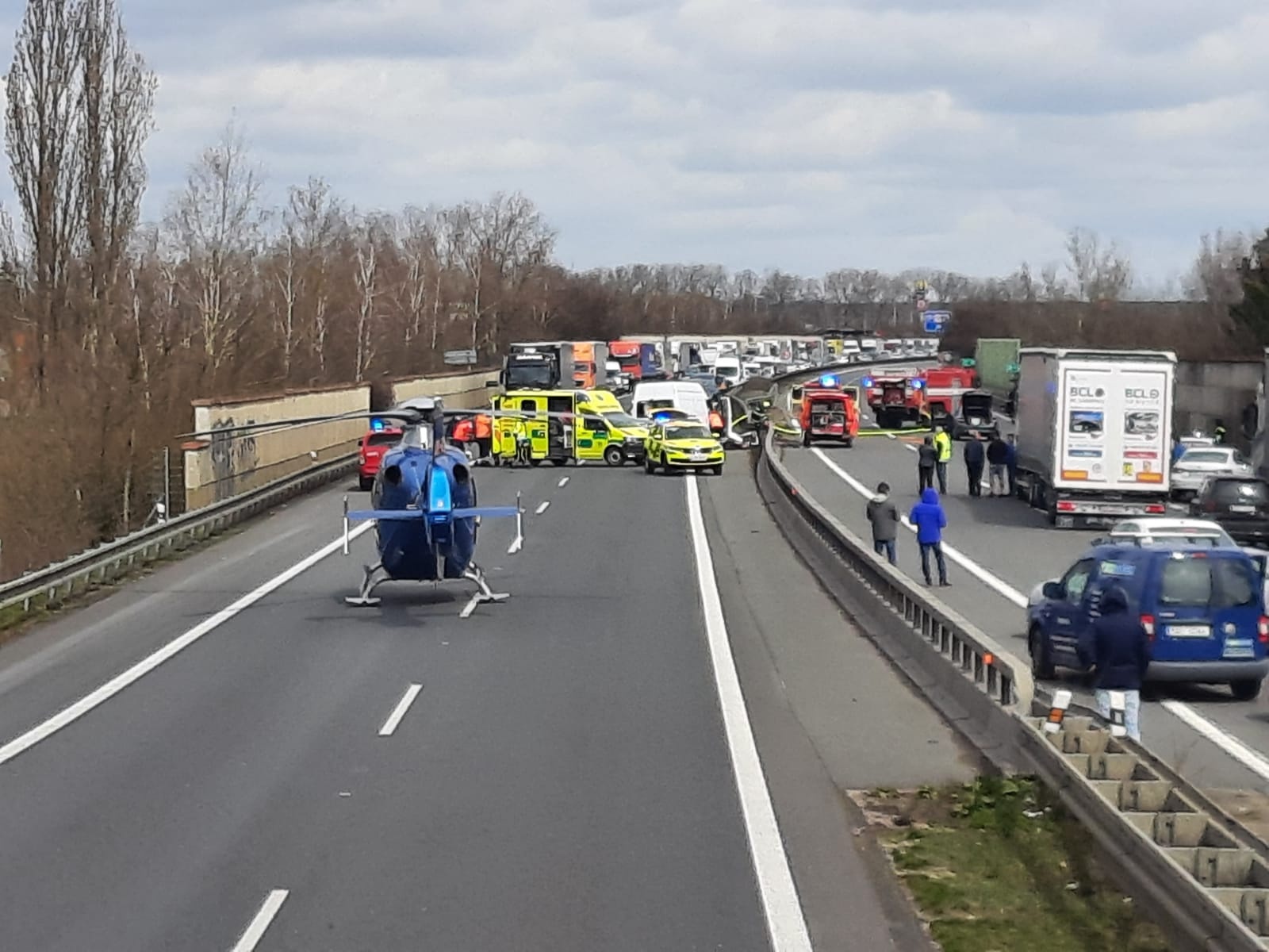 012-Složky IZS u tragické nehody na dálnici D5.jpg