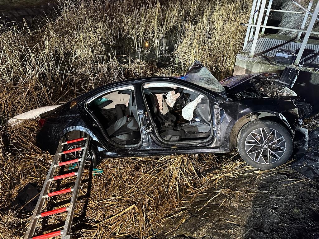 012-Tragická havárie osobního automobilu na kruhovém objezdu ve Vestci.jpeg