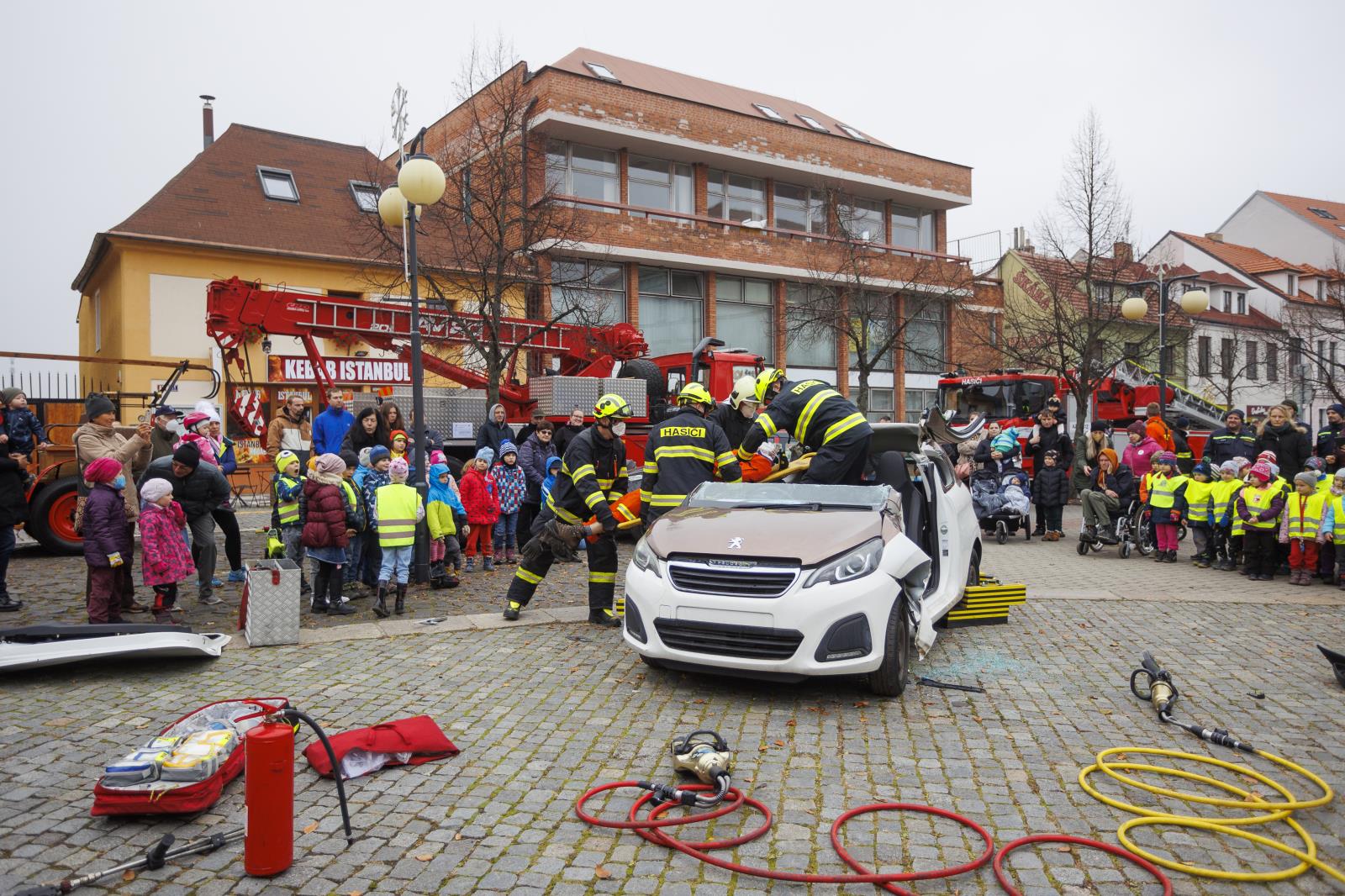 012-Ukázka vyproštění osoby z havarovaného vozidla.jpg