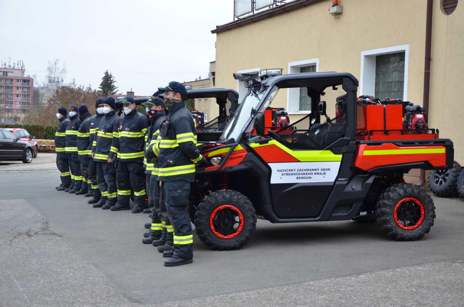 012 - předání čtyřkolek v Berouně.JPG