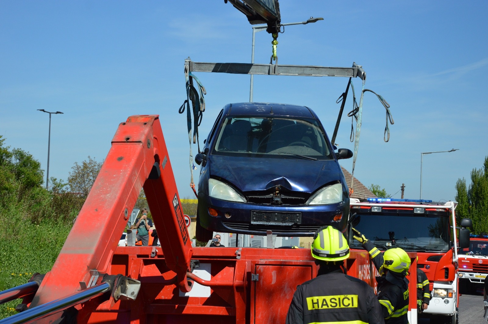 012-prověřovací cvičení požár elektromobilu Horoměřice.jpg