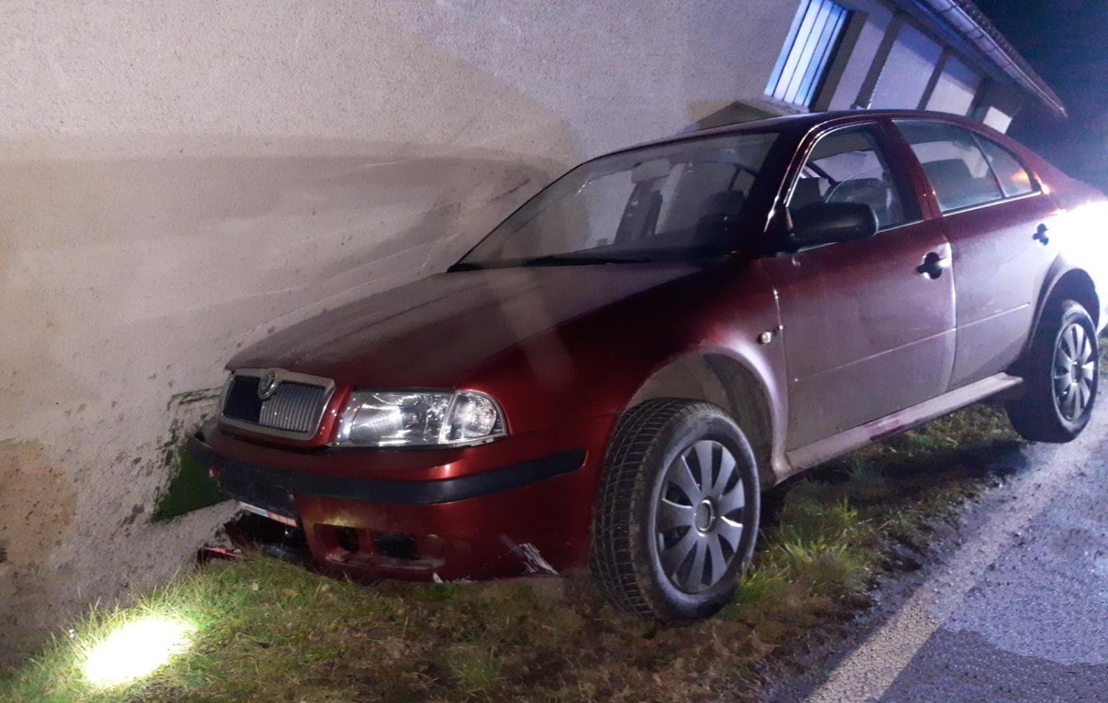 013-Havárie osobního automobilu v Davli.jpg