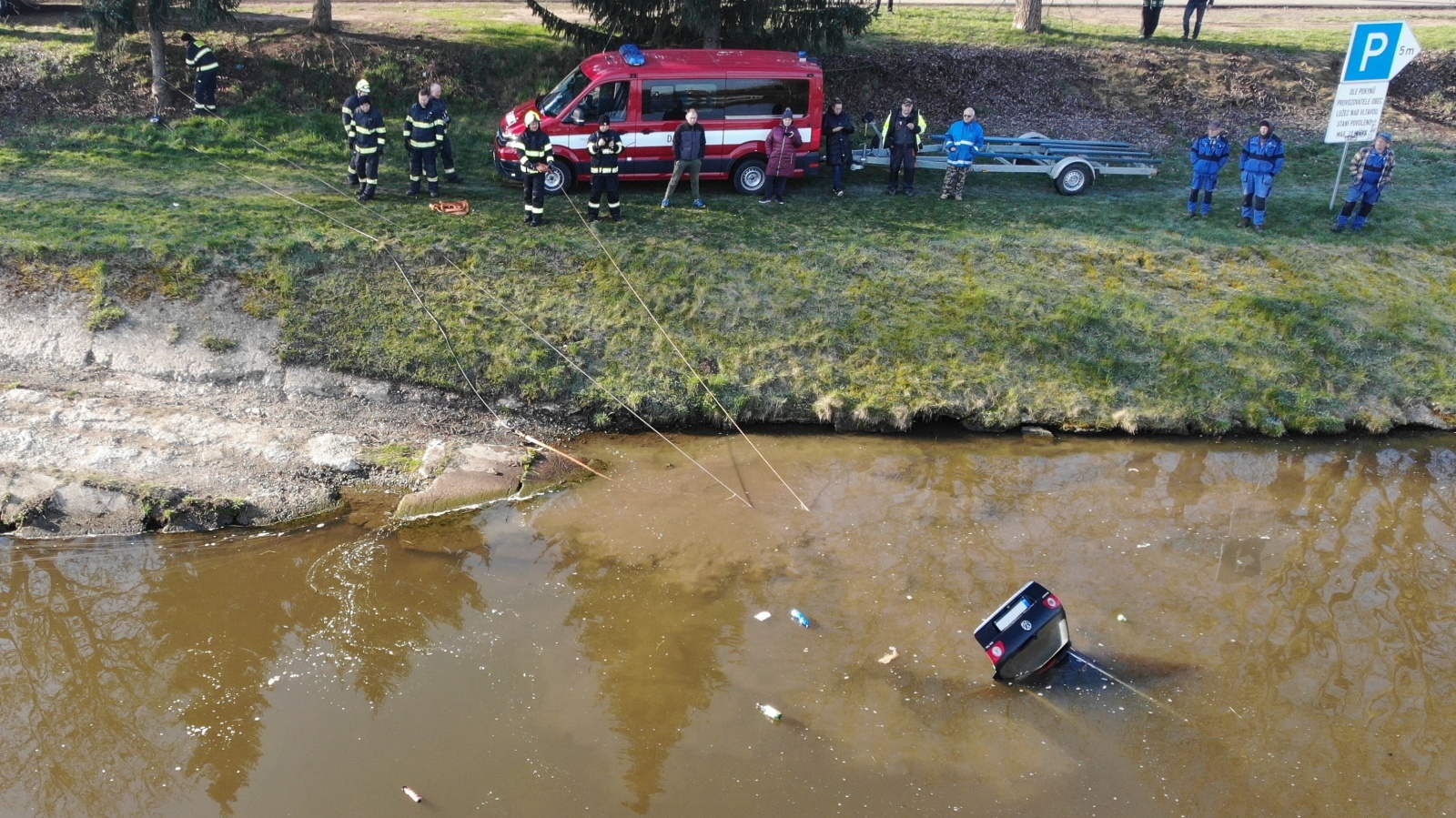 013-Osobní automobil v plavebním kanálu v Lužci nad Vltavou.JPG