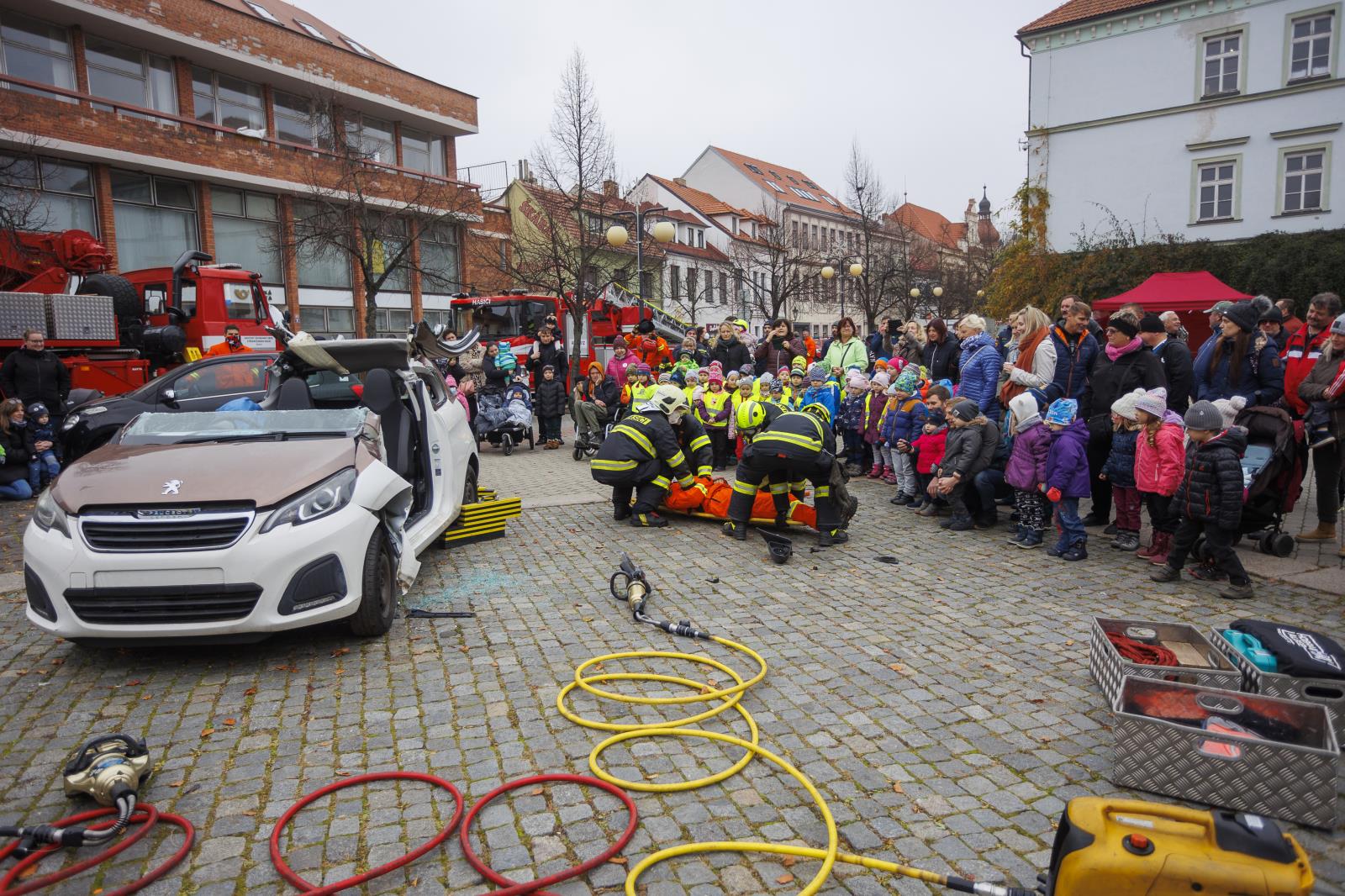 013-Ukázka vyproštění osoby z havarovaného vozidla.jpg