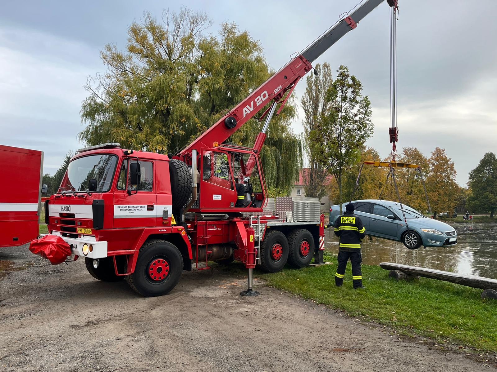 013-Výlov osobního automobilu z rybníka v obci Štolmíř.jpeg