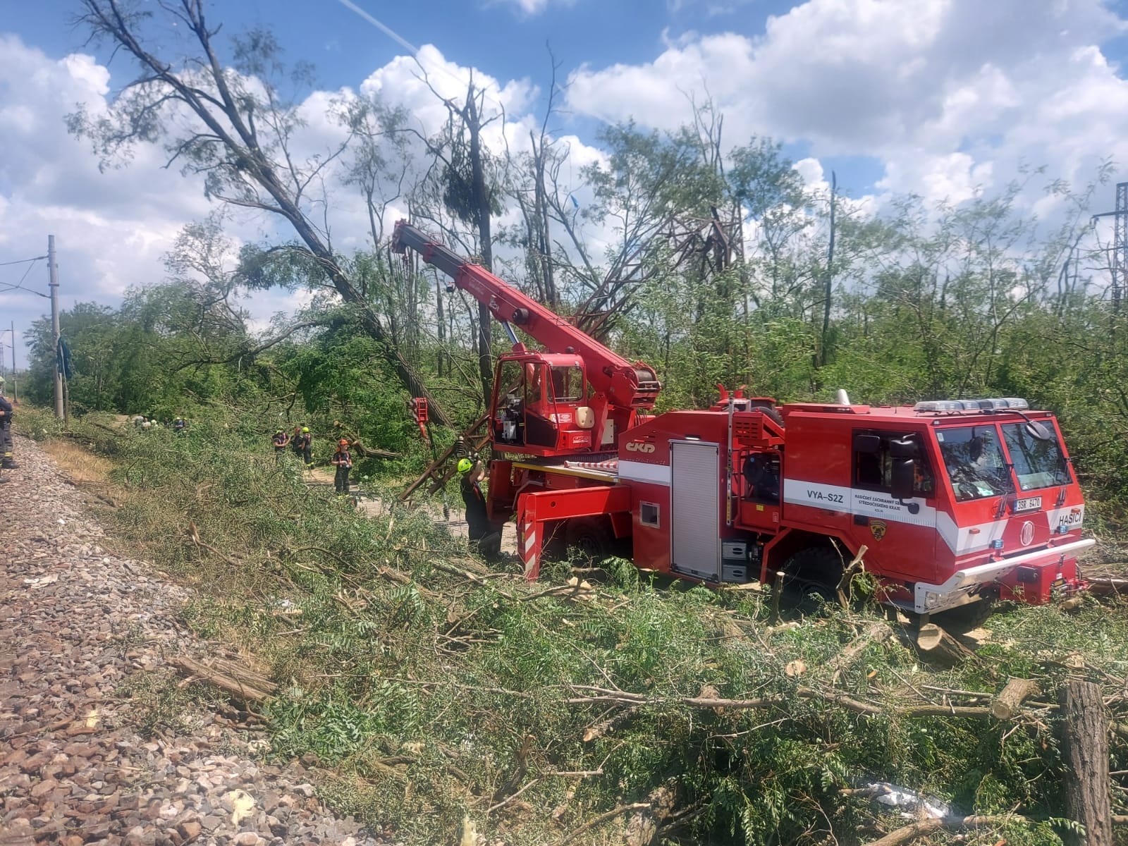 013 - bez těžké techniky by se hasiči na místě neobešli.jpg