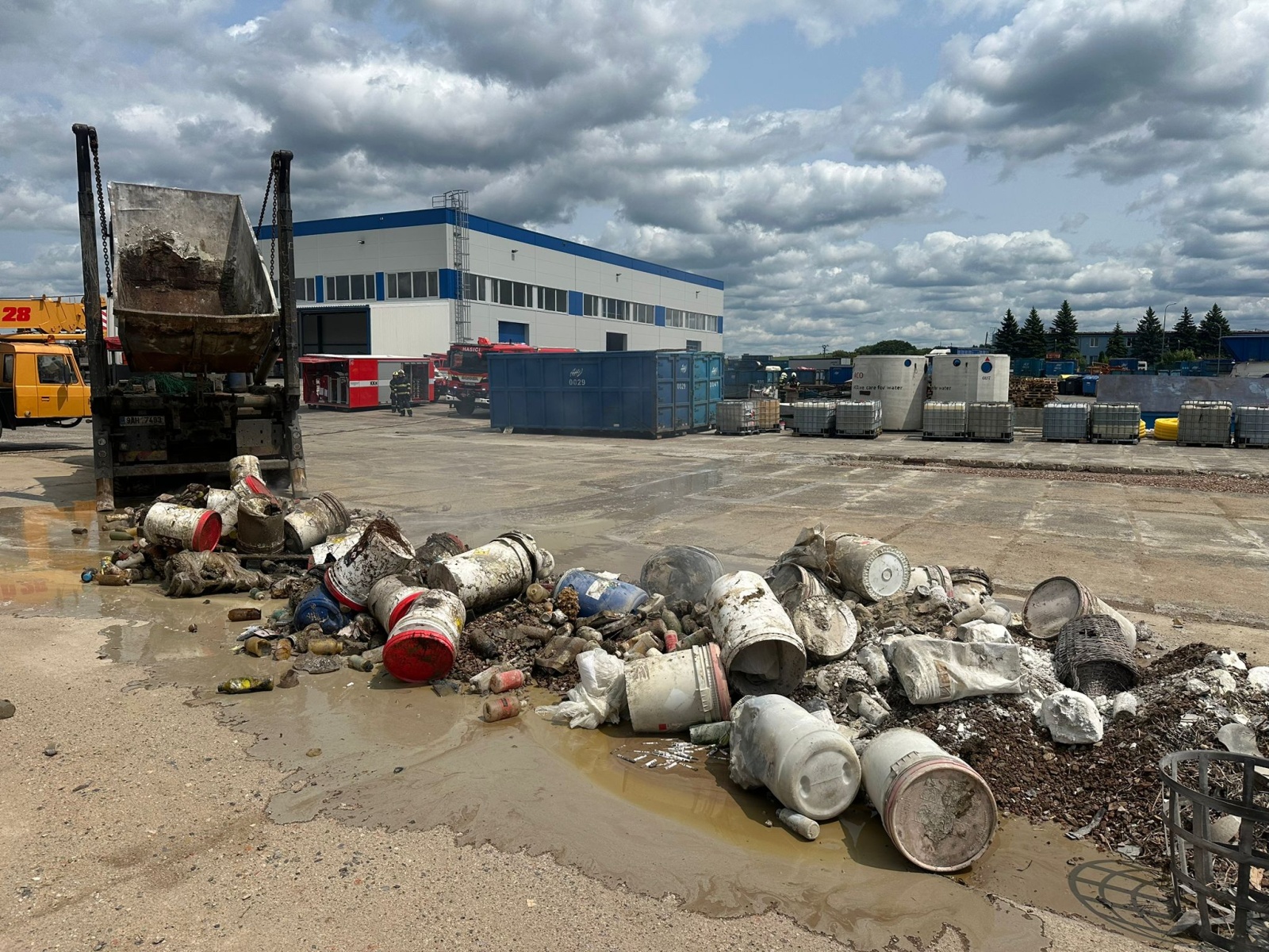 014-Likvidace požáru chemického odpadu v recyklační firmě na Říčansku.jpeg