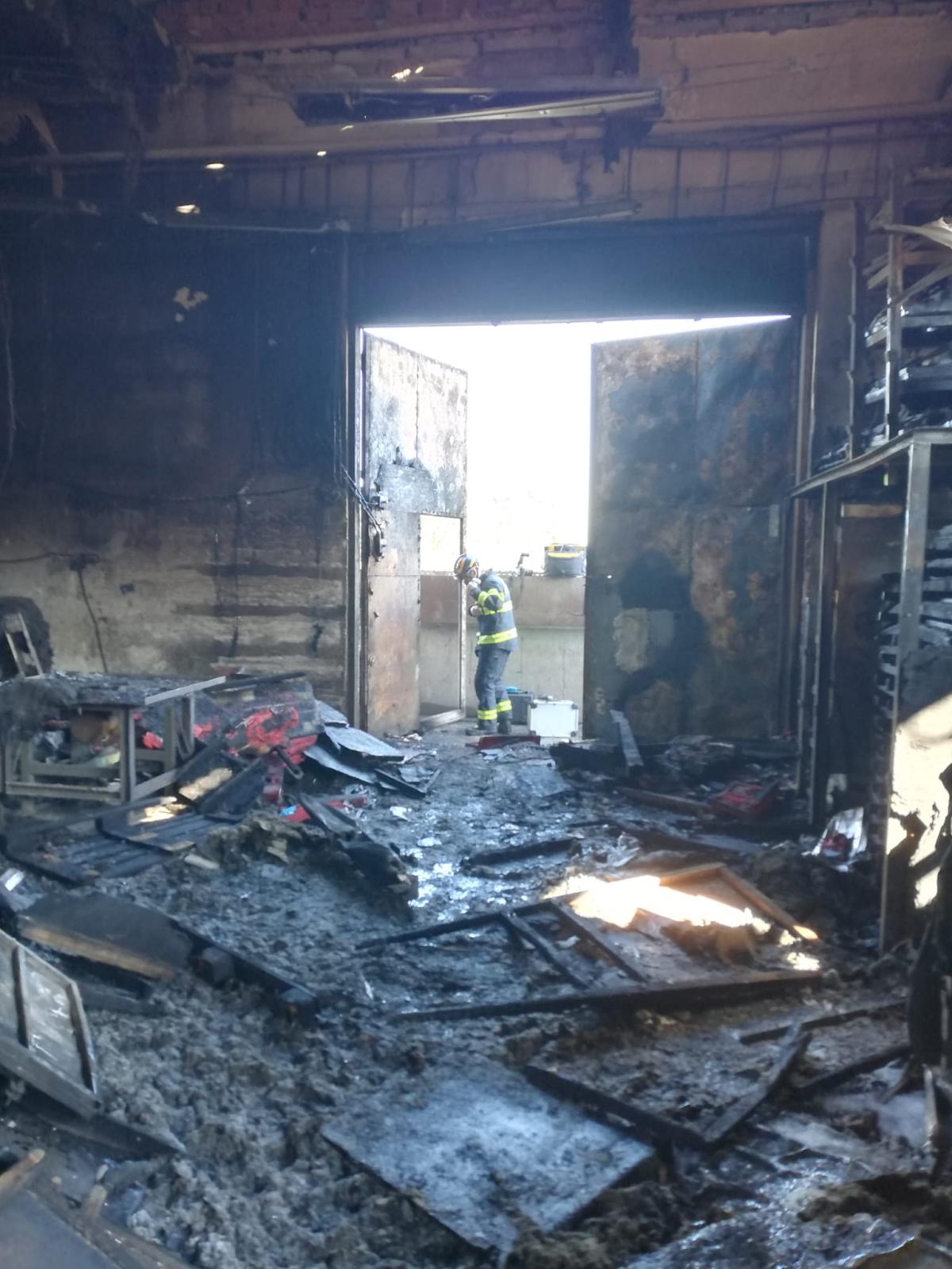 014-Požár výrobní haly v Chrášťanech u Prahy.jpeg