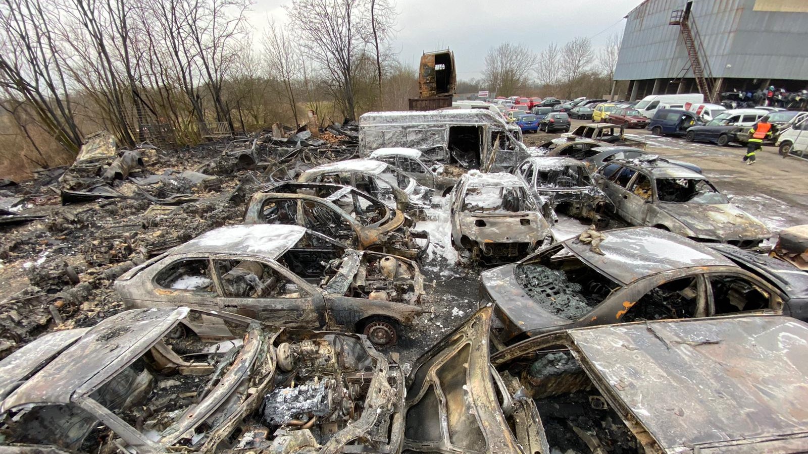 014-Vrakoviště a shořelý objekt za denního světla.jpg