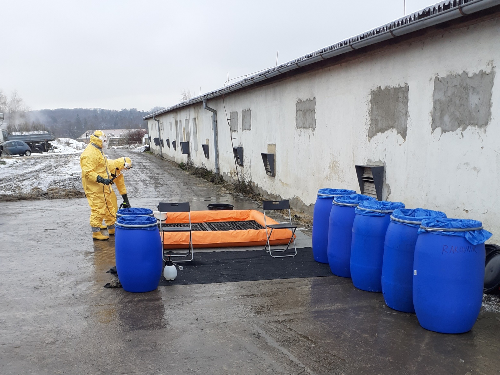 015-Likvidace chovu kachen na farmě v Lánech na Kladensku.jpg