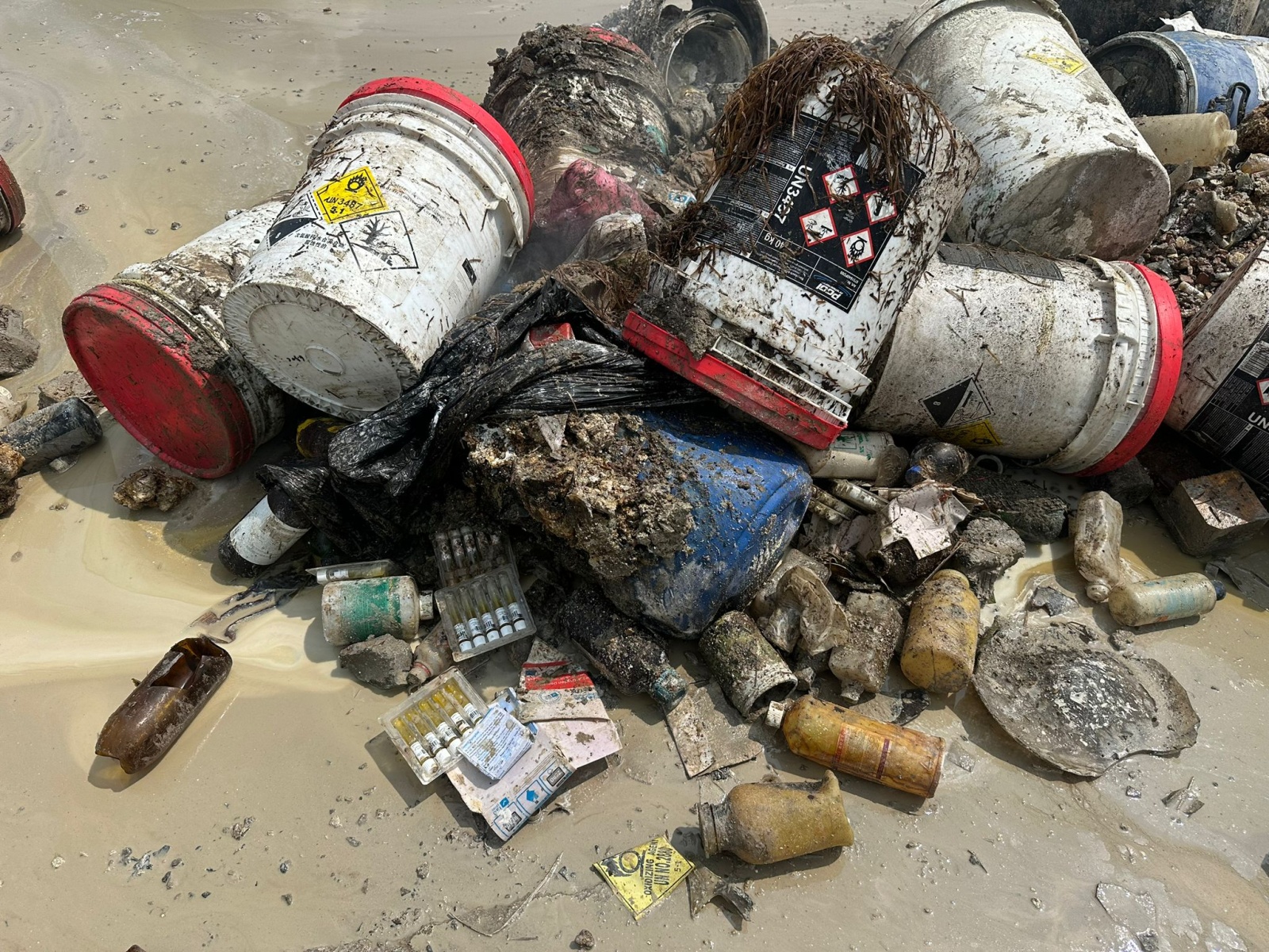 015-Likvidace požáru chemického odpadu v recyklační firmě na Říčansku.jpeg