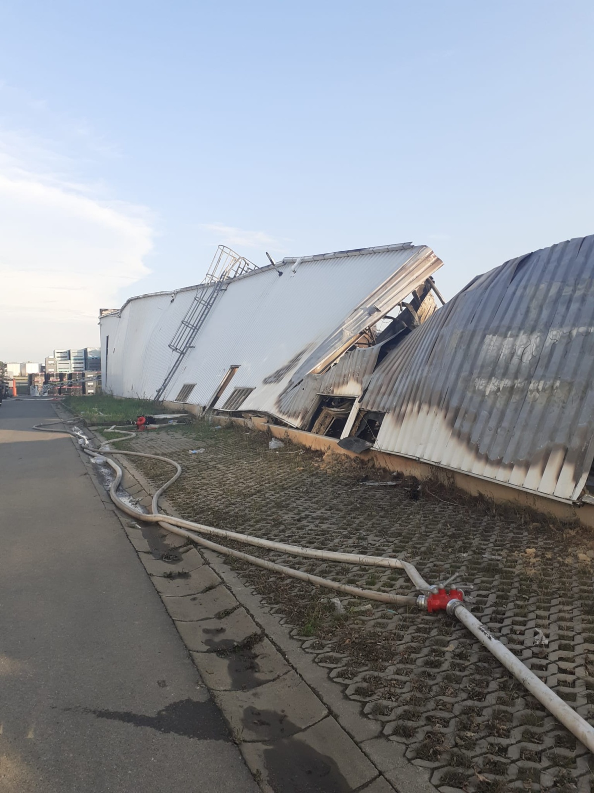 015-požár průmyslové haly Žebrák.jpg