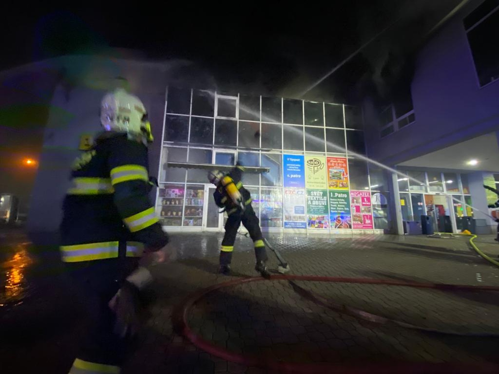 016-Požár obchodního domu v centru Benešova.jpeg