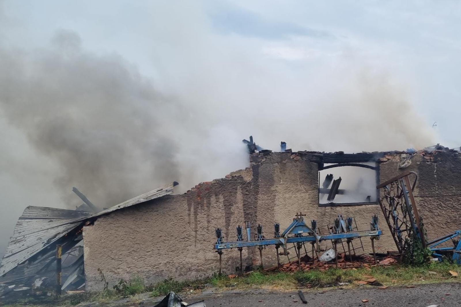 016-Požár výrobny pyrotechniky v obci Praskolesy na Berounsku.jpg