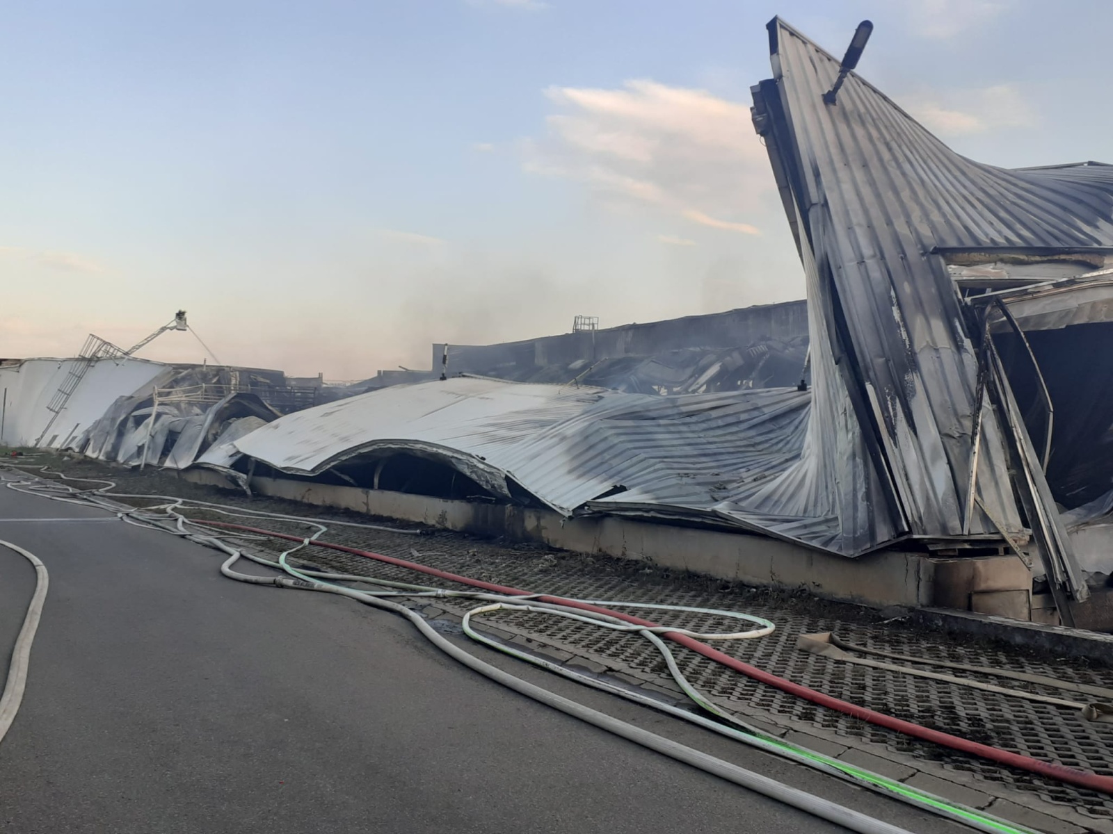 016-požár průmyslové haly Žebrák.jpg