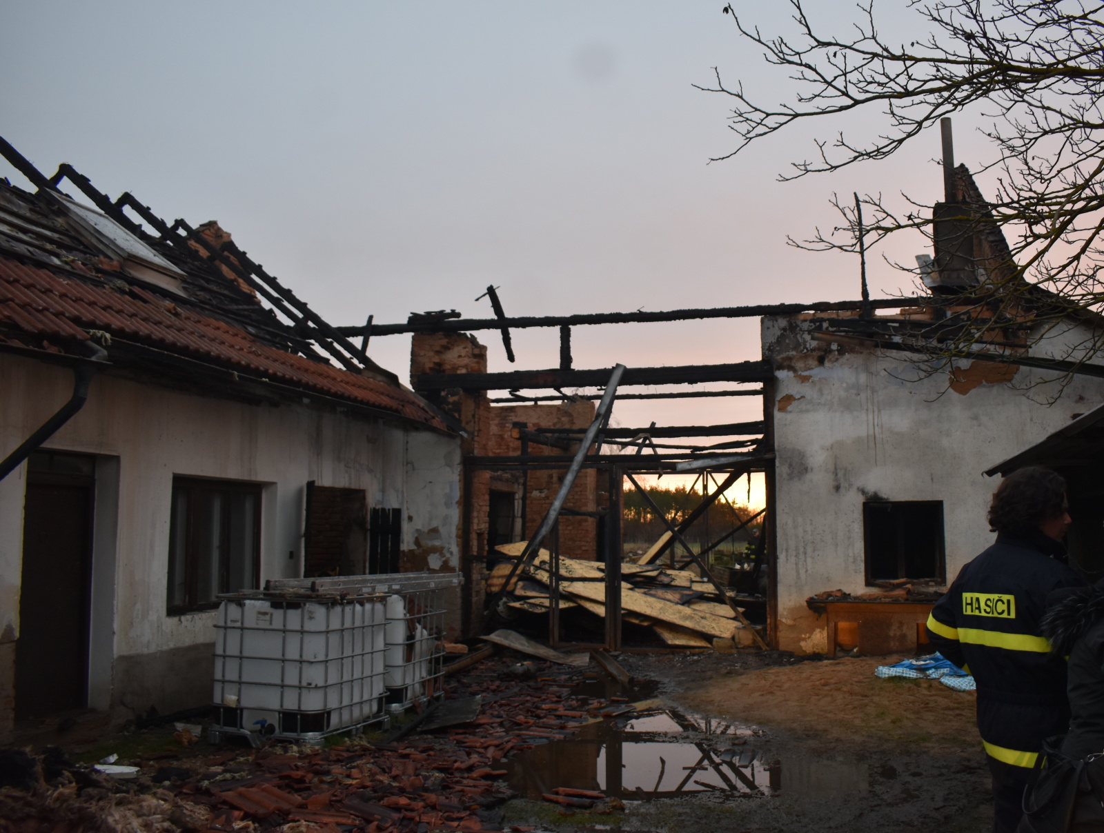 017-Požár stodoly a části domu v obci Božec na Kolínsku.JPG
