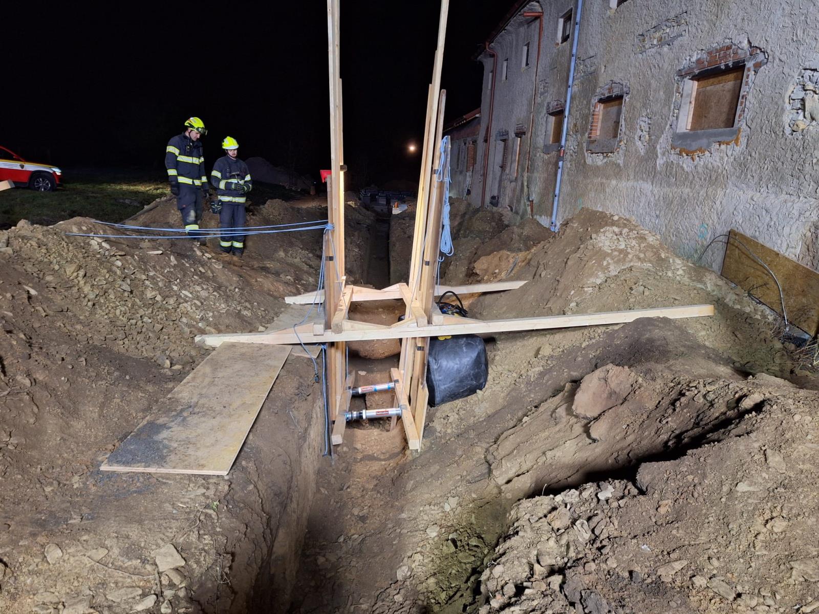 017. Záchrana dělníka..jpeg