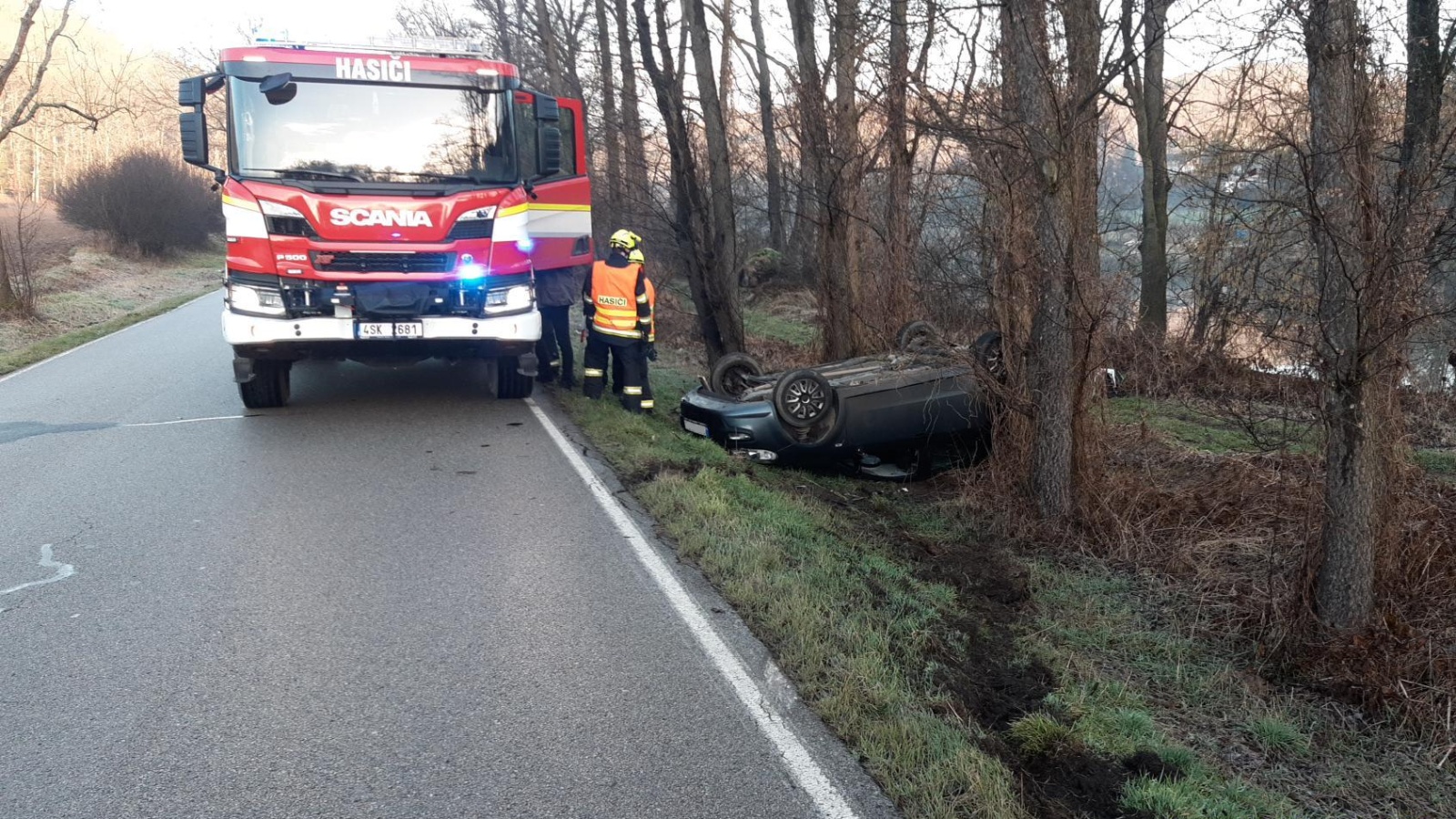 018-Ranní nehoda u Týnce nad Sázazavou na Benešovsku.jpg