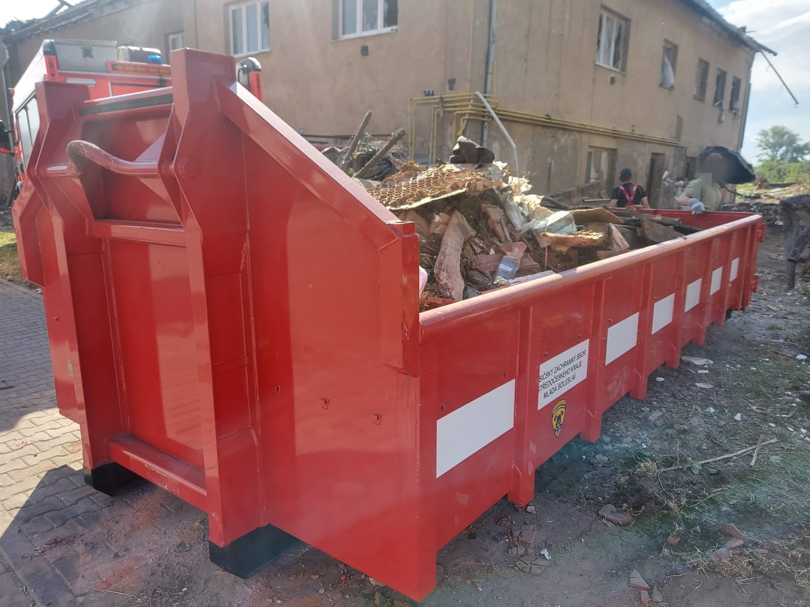 018 - k odvozu suti jsou používány kontejnerové vany.jpg