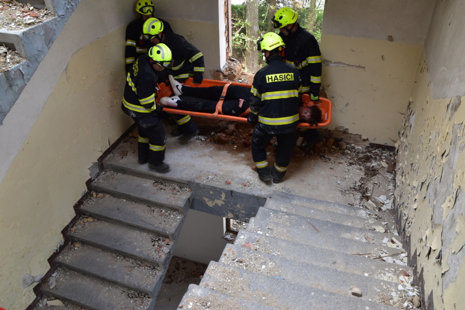 019-Cvičení složek IZS zaměřené na záchranu osob po destrukci objektu.JPG