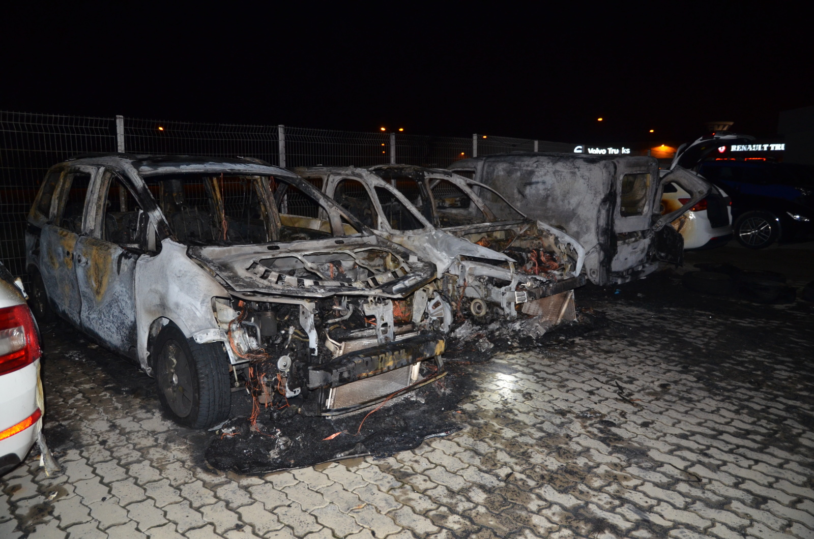 019-Požár autobazaru.jpg