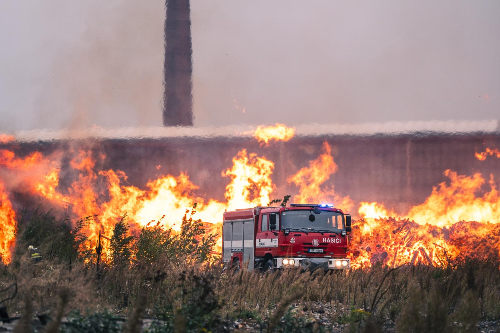 019-Požár hromady uskladněného dřeva v bývalém areálu Poldi Kladno.JPG