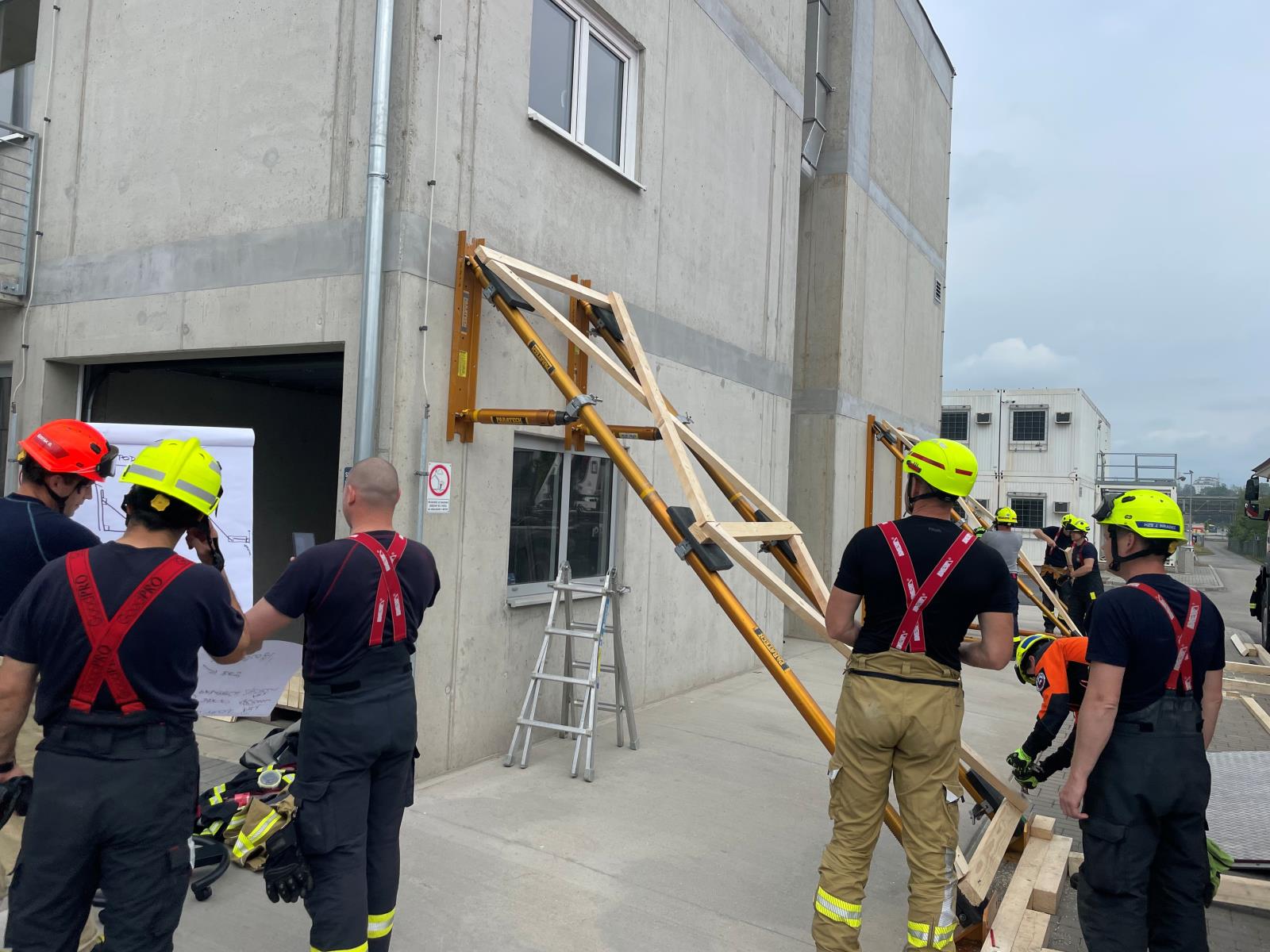 Stavba šikmé vzpěry RAKER při Rescue Shoring Days 2025 v Brně