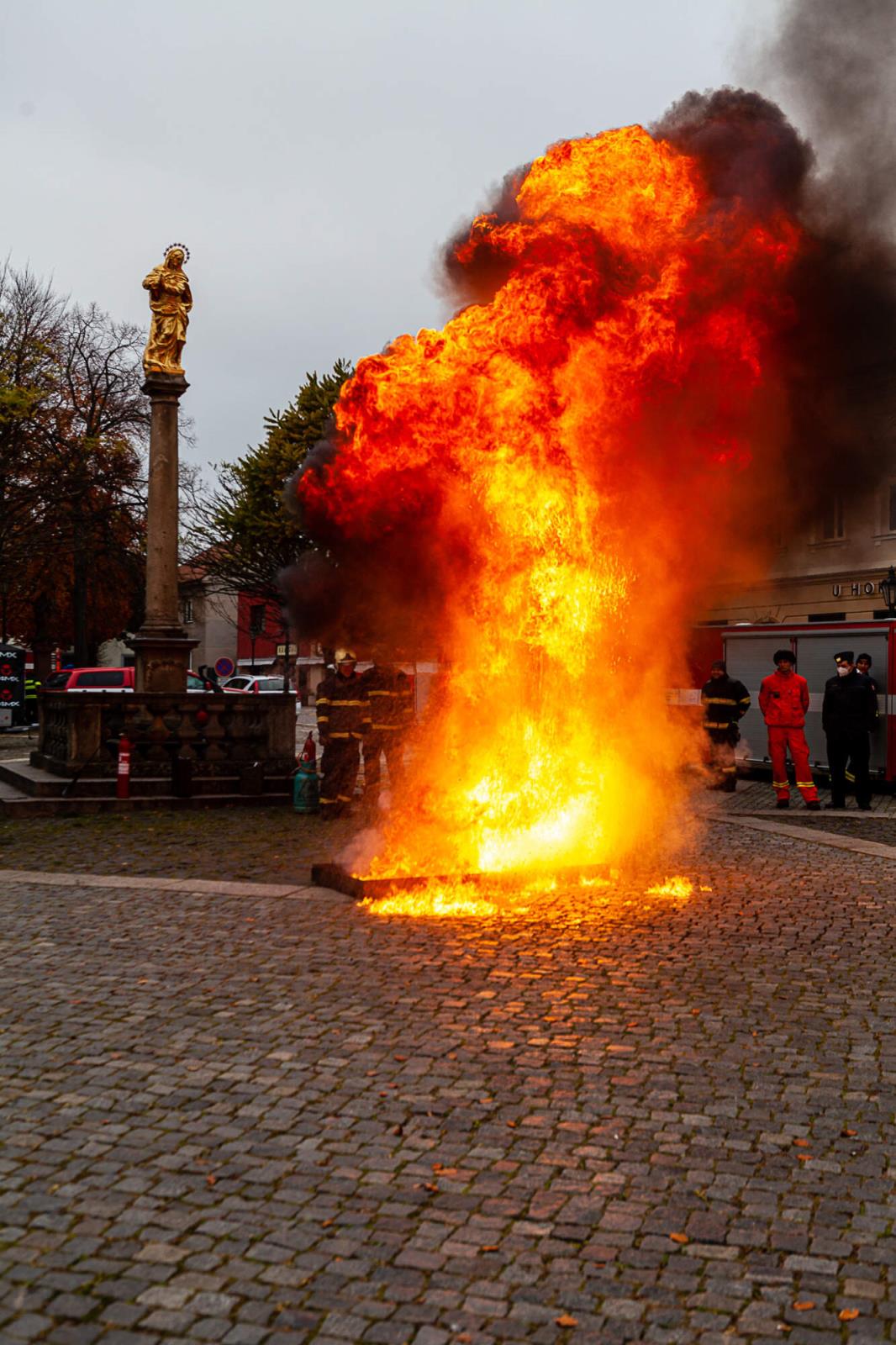 020-Ukázka hašení požáru ručním přístrojem.jpg