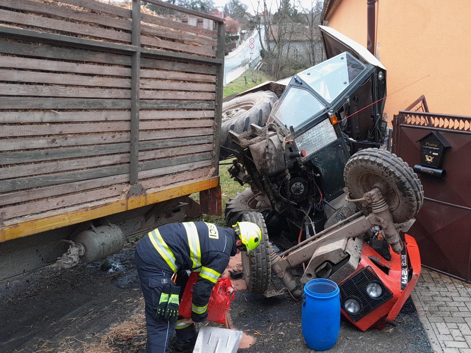 020125-Havárie traktoru s vlekem na průjezdu obcí Tupadly na Kutnohorsku.jpg