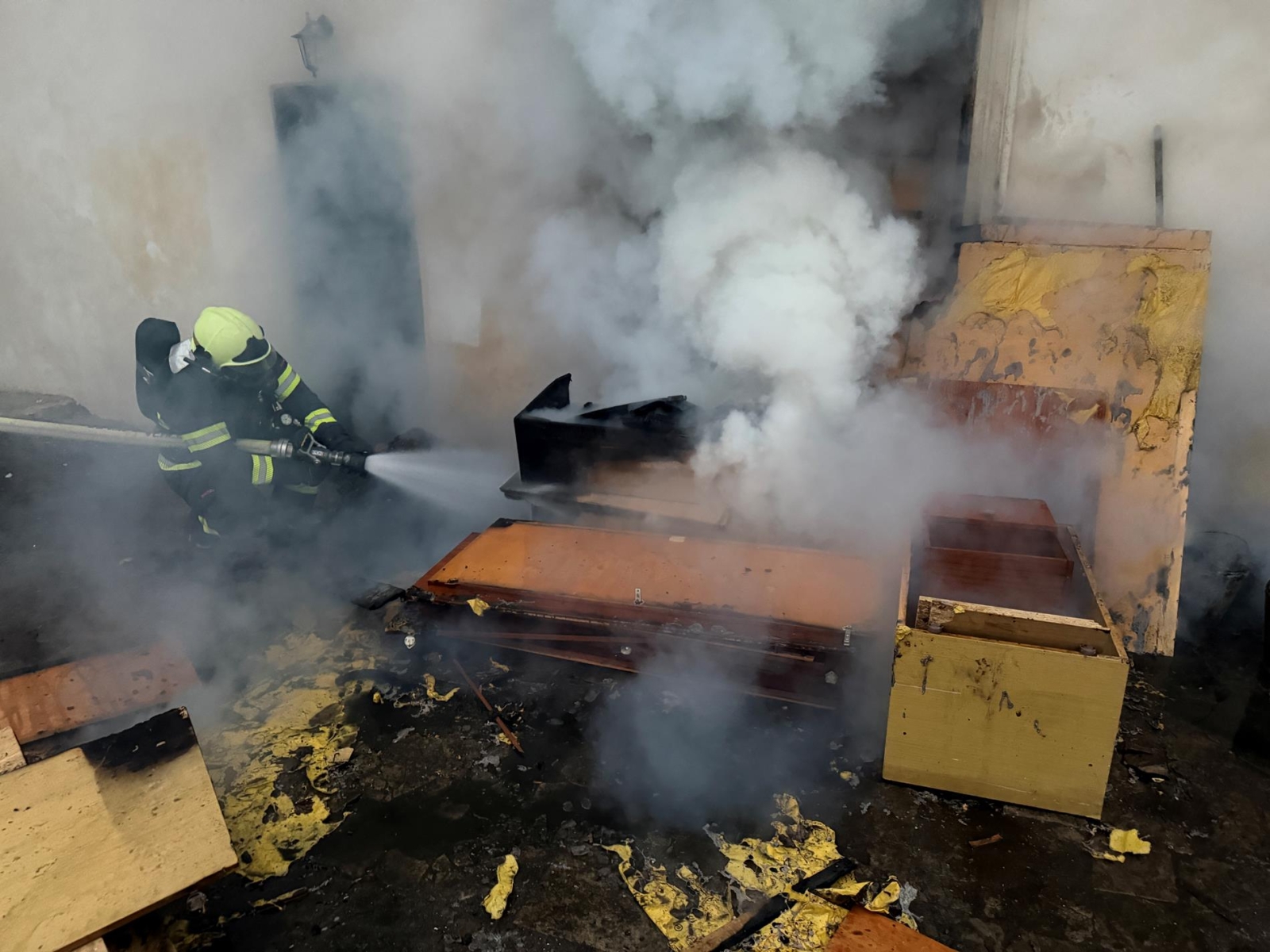 020226-Požár popelnice a odpadu u starého mlýna v Liběchově na Mělnicku.jpg