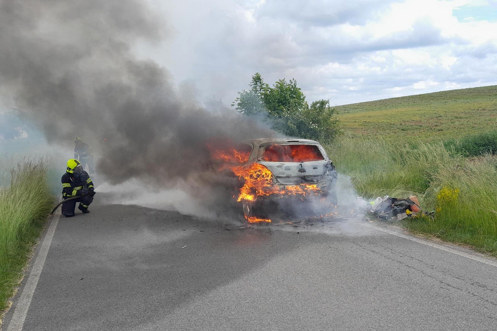 020625-Požár osobního automobilu za Jedomělicemi ve směru k obci Pozdeň na Slánsku.jpg