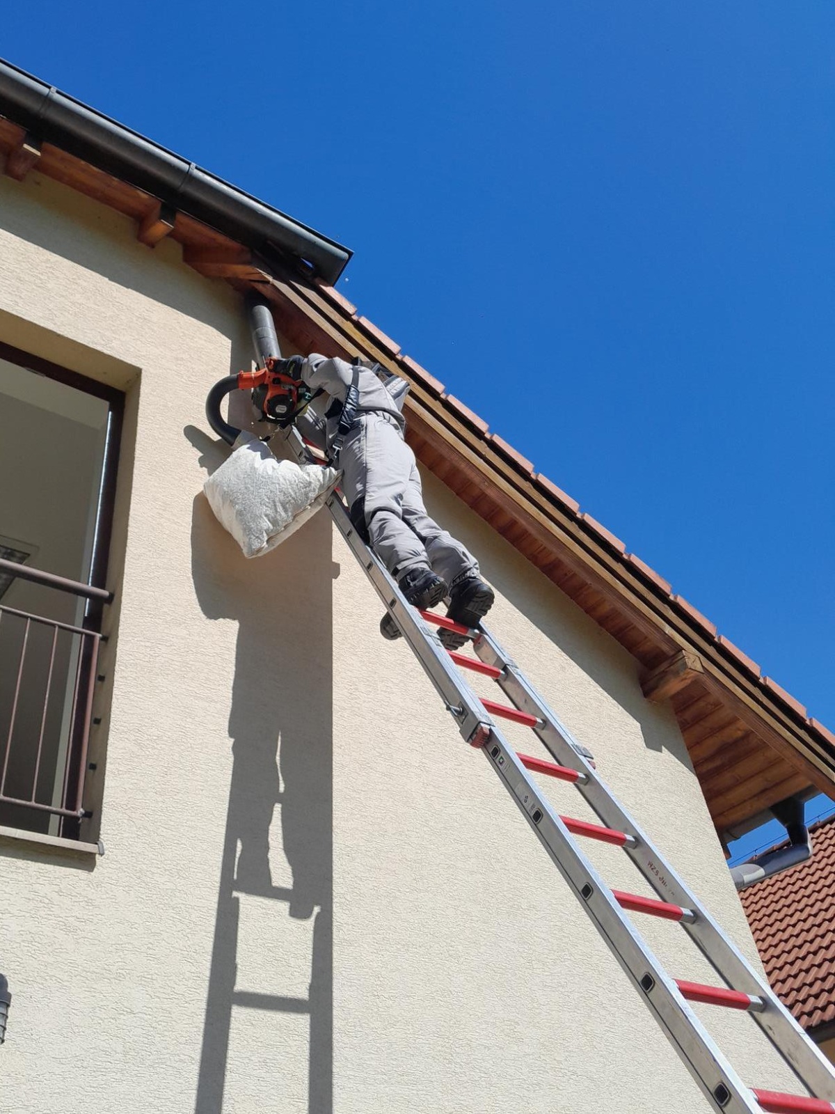 020725-Odstraňování vosího hnízda z budovy mateřské školy v obci Zdiměřice v okrese Praha-západ.jpg