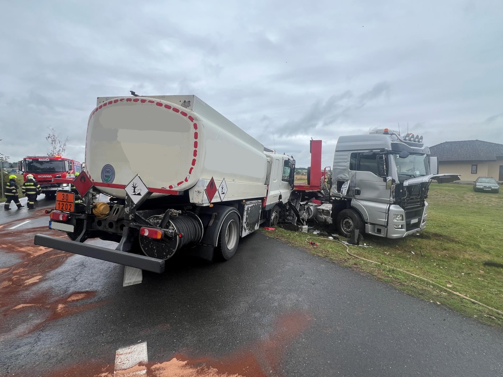 020925-Dopravní nehoda dvou nákladních vozidel na silnici č. 9 u obce Větrušice na Mělnicku.jpg