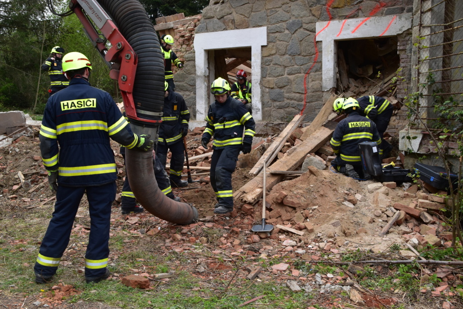 021-Cvičení složek IZS zaměřené na záchranu osob po destrukci objektu.JPG