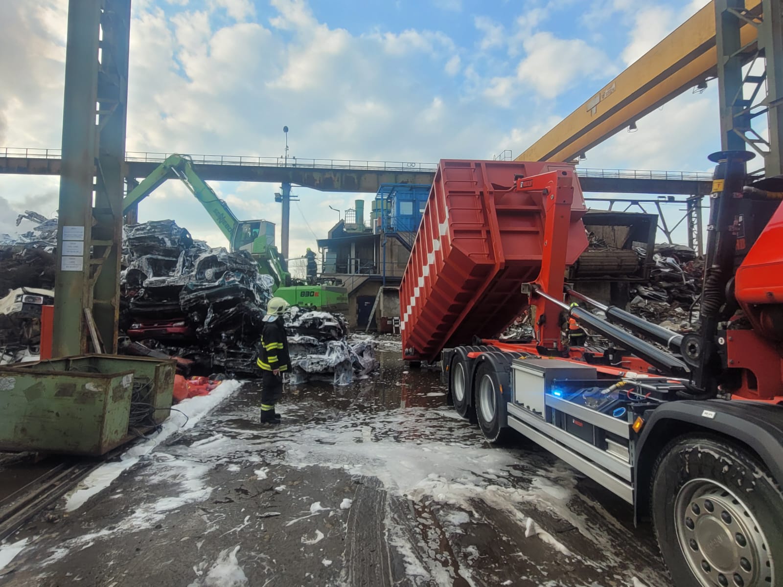 021-Požár v kladenském kovošrotu.jpeg