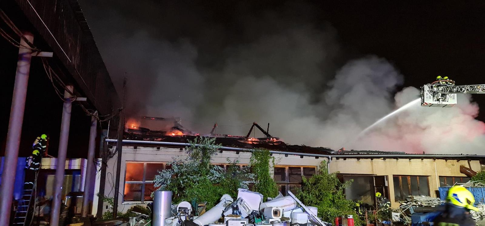 021-Požár ve výkupně kovového odpadu v bývalém areálu Poldi Kladno.jpg