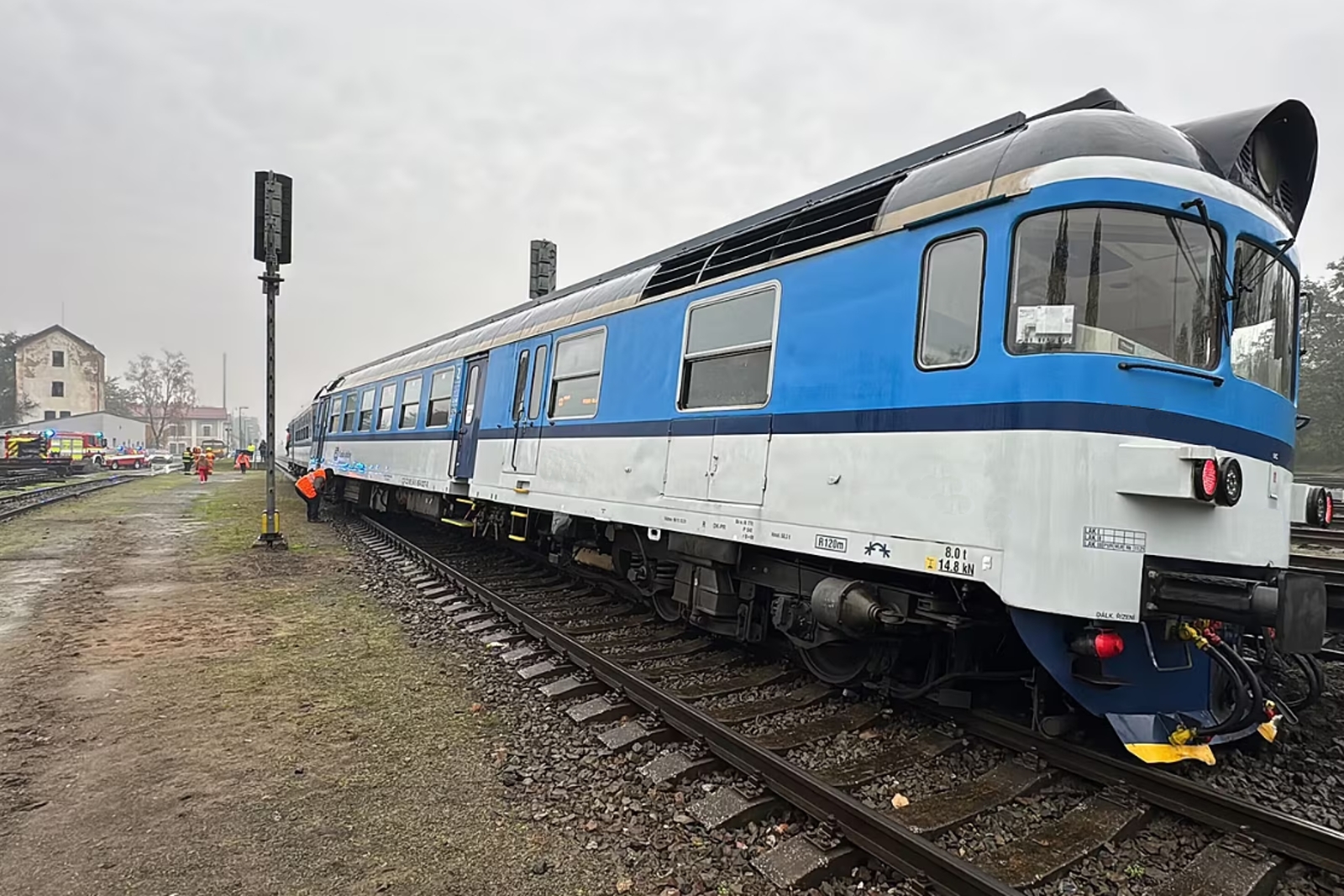 021125-Vykolejení osobního vlaku v prostoru nádraží Neratovice na Mělnicku.jpg