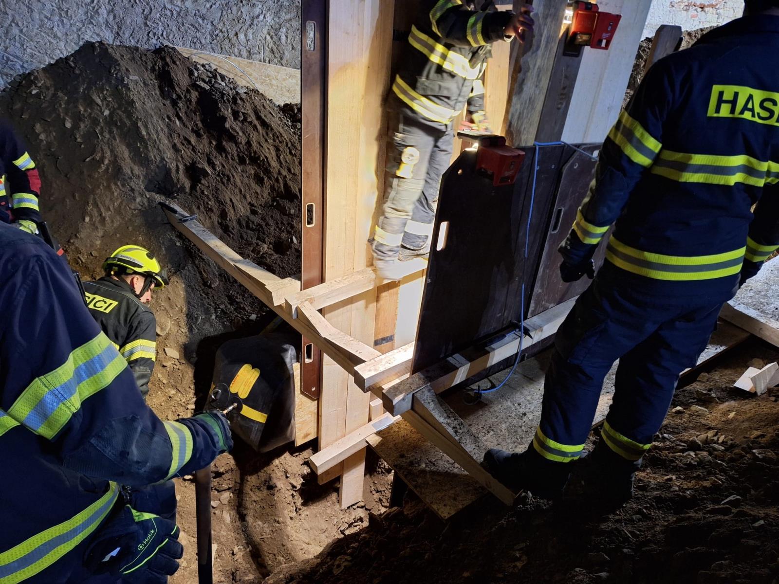 022. Záchrana dělníka..jpeg