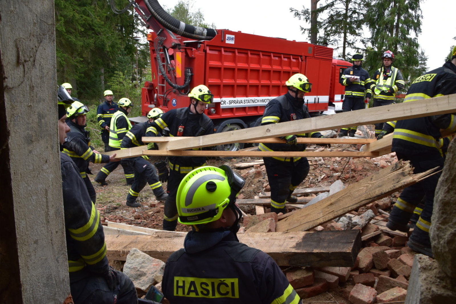 023-Cvičení složek IZS zaměřené na záchranu osob po destrukci objektu.JPG