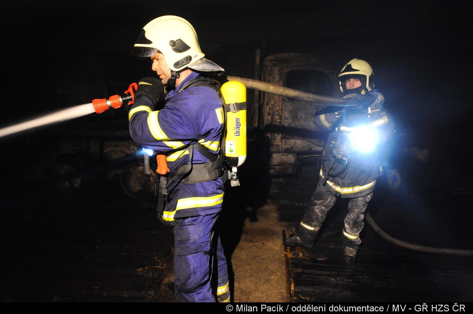 023-Požár zemědělské haly v obci Hřivno.jpg