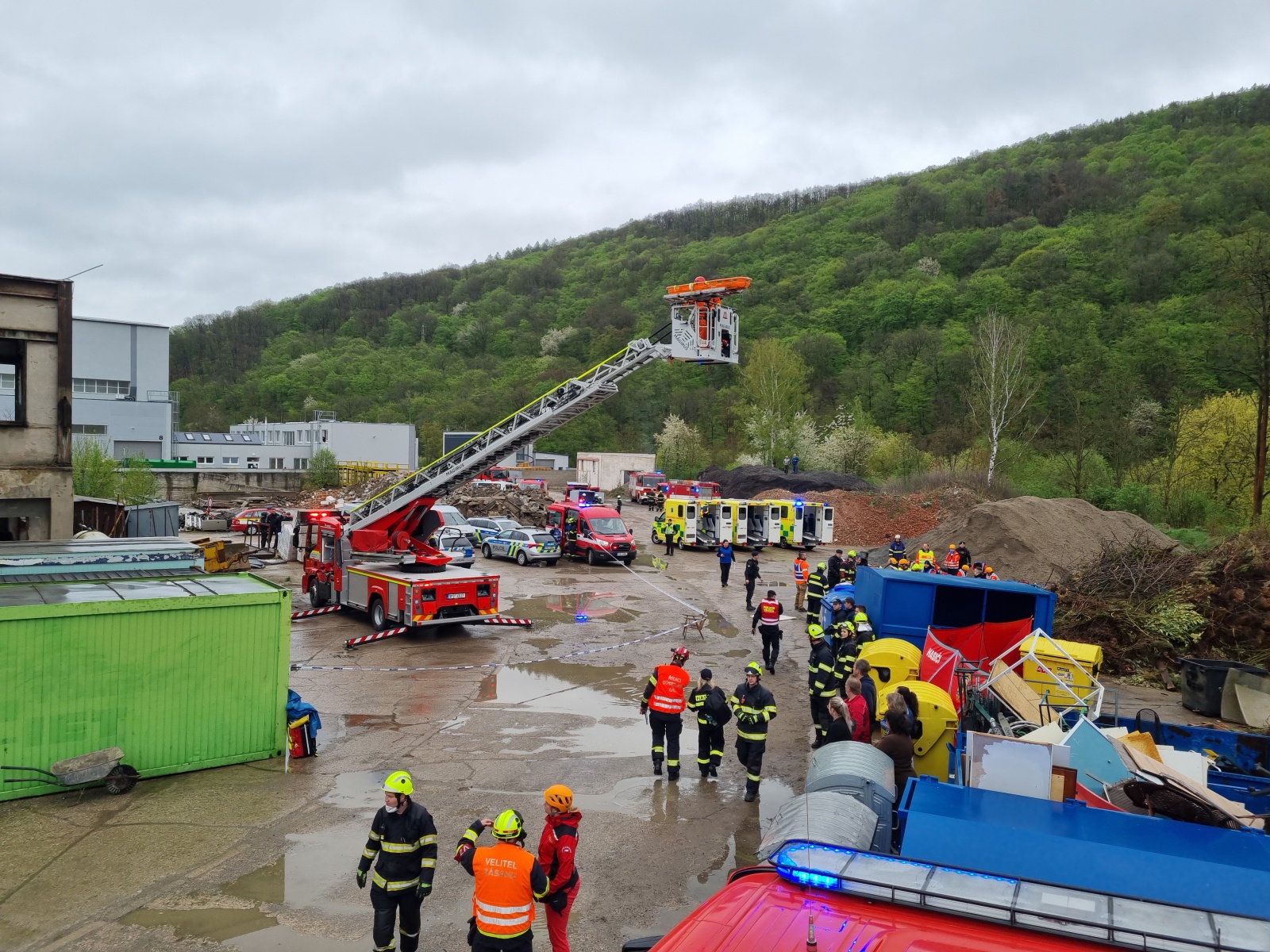 024-Taktické cvičení složek IZS na Berounsku zaměřené na záchranu osob po destrukci objektu.jpg