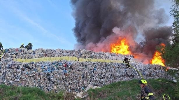 025-požár skládky Rynholec.jpg