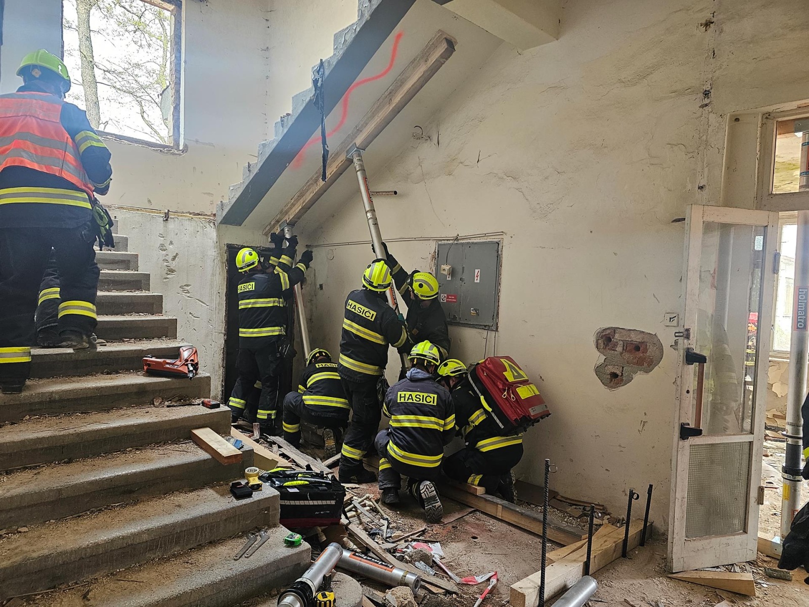 026-Cvičení složek IZS zaměřené na záchranu osob po destrukci objektu.jpg