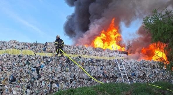 026-požár skládky Rynholec.jpg