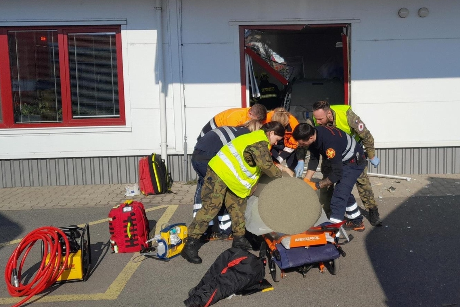 027-Auto ve stavební firmě.jpg