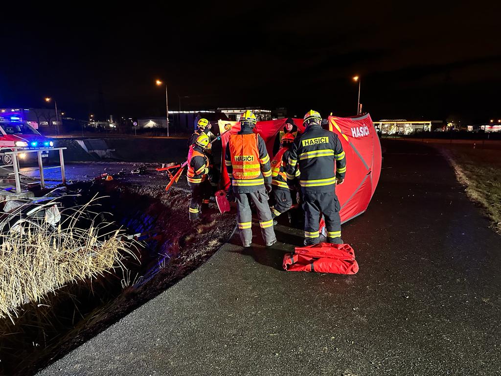 027-Tragická havárie osobního automobilu na kruhovém objezdu ve Vestci.jpeg