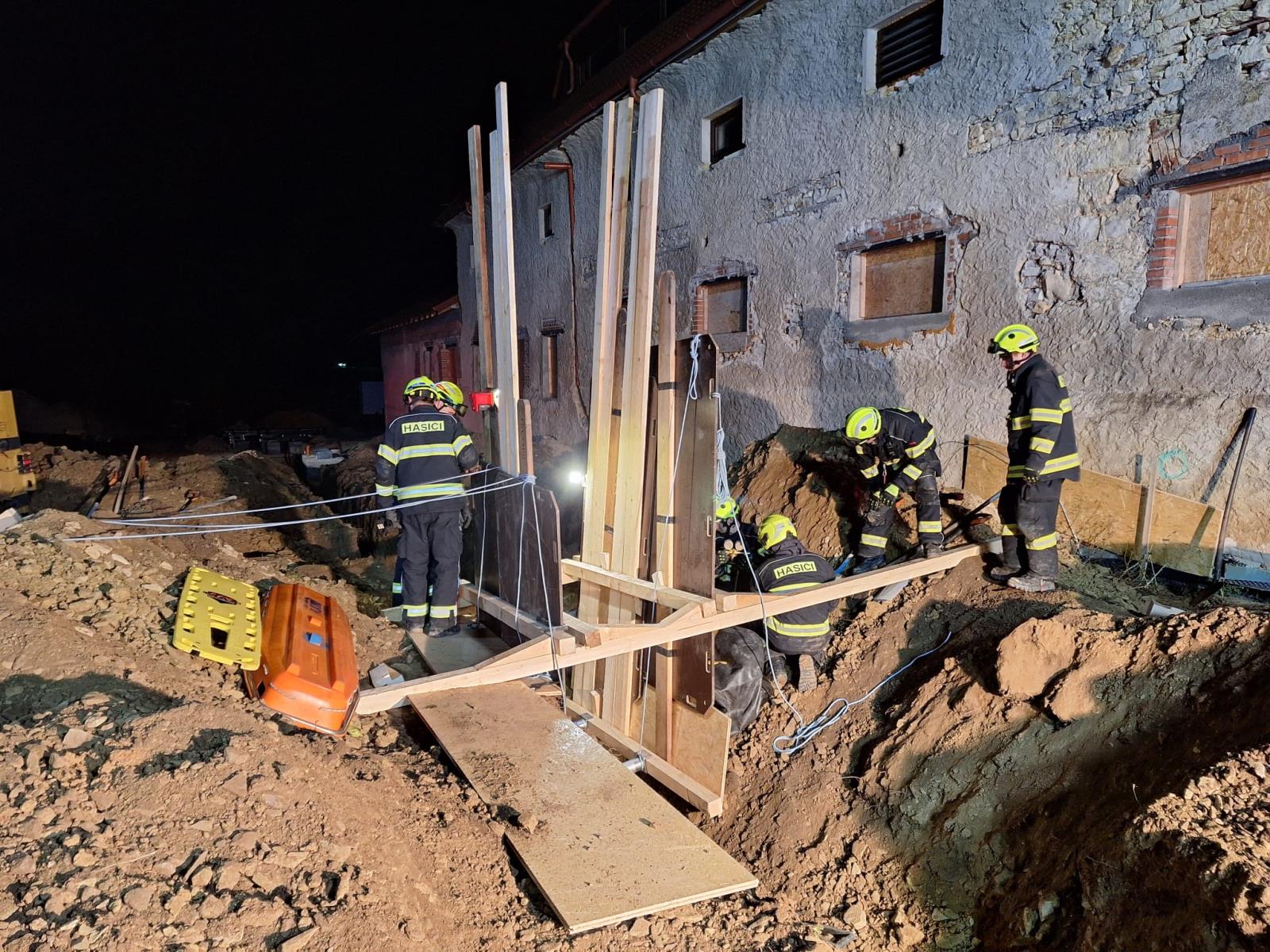 027. Záchrana dělníka..jpeg