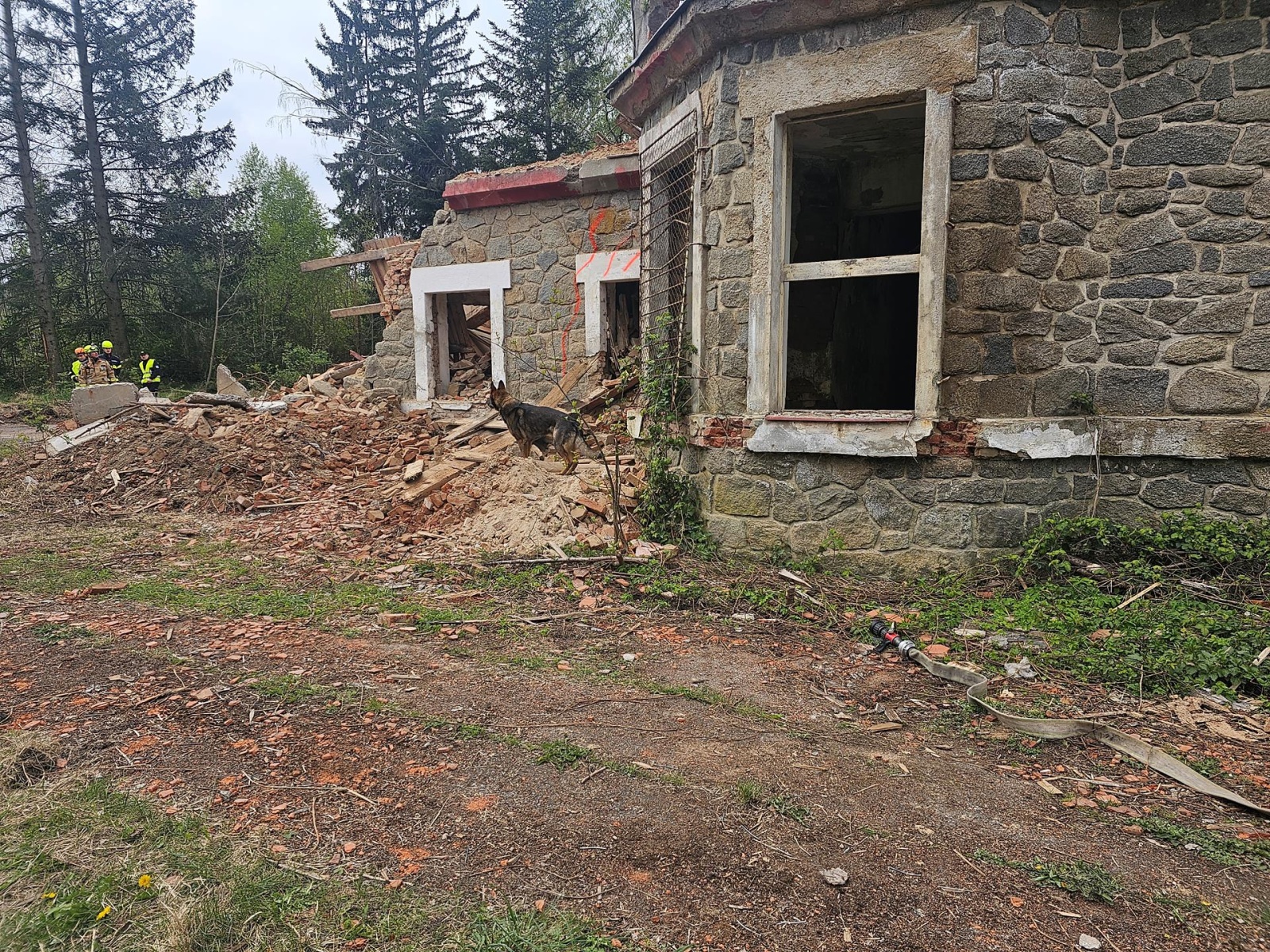 028-Cvičení složek IZS zaměřené na záchranu osob po destrukci objektu.jpg