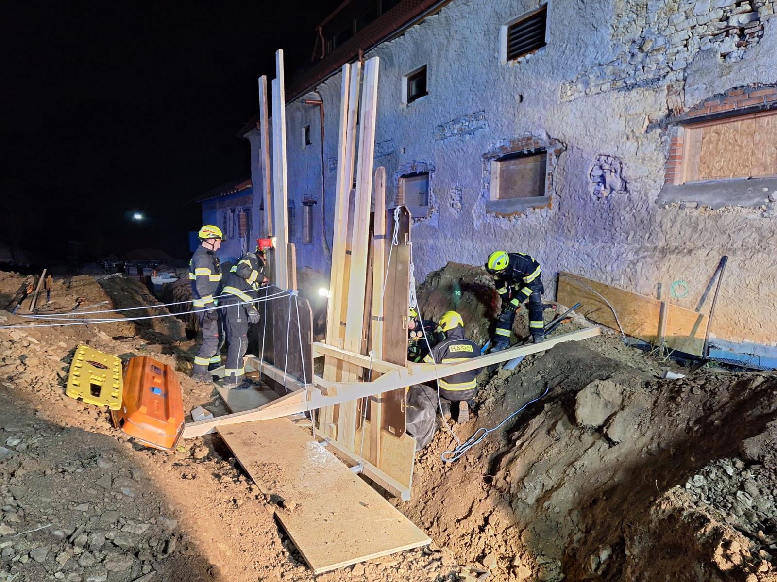 028. Záchrana dělníka..jpeg