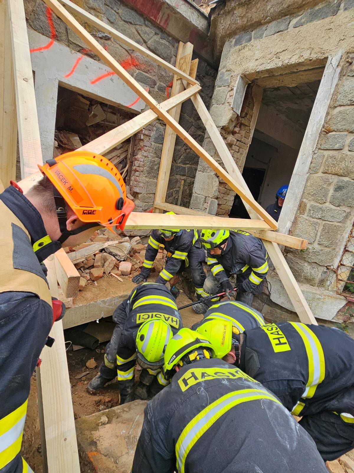 029-Cvičení složek IZS zaměřené na záchranu osob po destrukci objektu.jpg